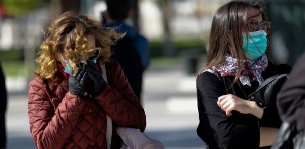 Ο κοροναϊός, τα fake news και οι γαργάρες – Μια… παράλληλη πανδημία σε εξέλιξη