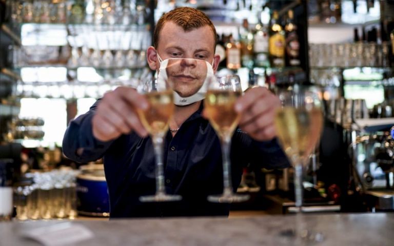 Οι μάσκες για τον κοροναϊό αποκτούν ανθρώπινο χαρακτήρα