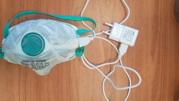 Μάσκα συνδέεται με φορτιστή κινητού και εξουδετερώνει τον κοροναϊό