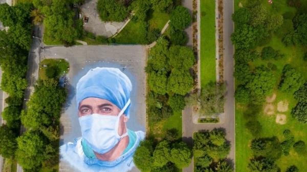 «Είμαστε το φως» : Μια τεράστια τοιχογραφία – «ευχαριστώ»