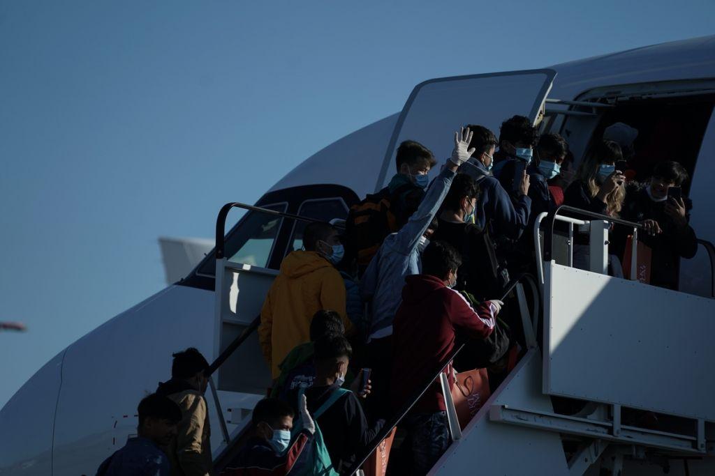 Κομισιόν: Ξεκινά η μετεγκατάσταση ασυνόδευτων προσφυγόπουλων από την Ελλάδα