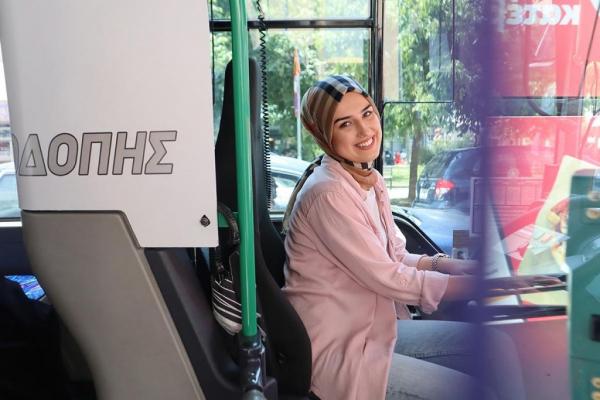 Φρένο στα στερεότυπα: Η πρώτη νεαρή μουσουλμάνα οδηγός ΚΤΕΛ στη Ροδόπη