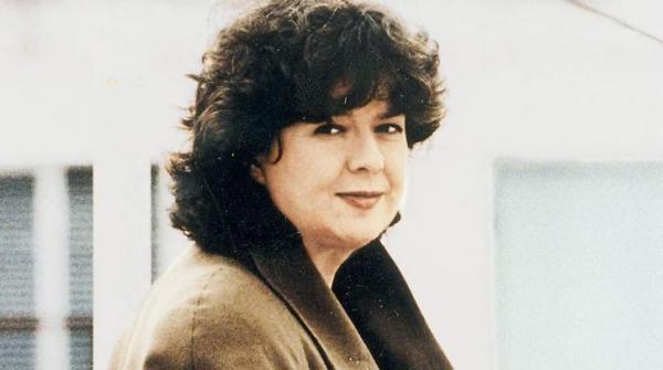 «Πατρίδα μου είναι τα Εξάρχεια»: Γλυπτό για την Αρλέτα στο πατρικό της Ιουστινιανού και Καλλιδρομίου