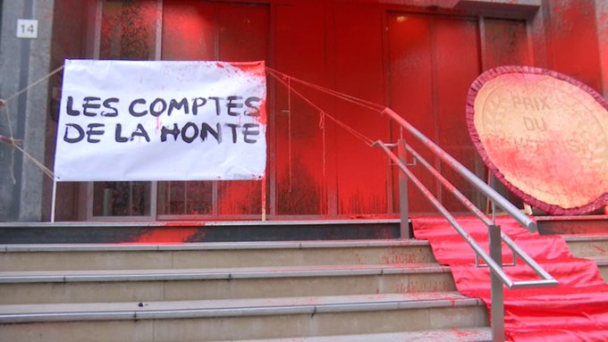Γαλλία: Πέταξαν κόκκινη μπογιά στο υπουργείο Υγείας για τα θύματα του κοροναϊού