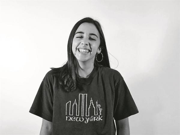 Νίνα Στεκόπουλος : Η 18χρονη ομογενής που αποκάλυψε τον ρατσισμό στο σχολείο της