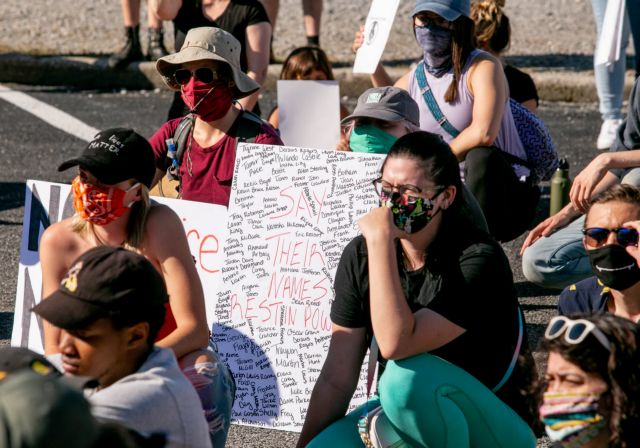 Μετά τον κοροναϊό γιατροί και νοσηλευτές στις ΗΠΑ δίνουν μάχη και κατά του ρατσισμού