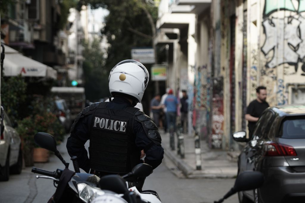 Εξάρχεια : Επιχείρηση εκκένωσης κτιρίου από την ΕΛ.ΑΣ.