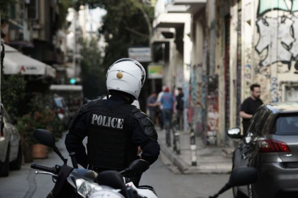 Εξάρχεια : Επιχείρηση εκκένωσης κτιρίου από την ΕΛ.ΑΣ.