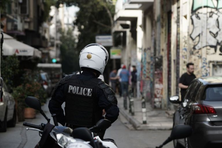 Εξάρχεια : Επιχείρηση εκκένωσης κτιρίου από την ΕΛ.ΑΣ.