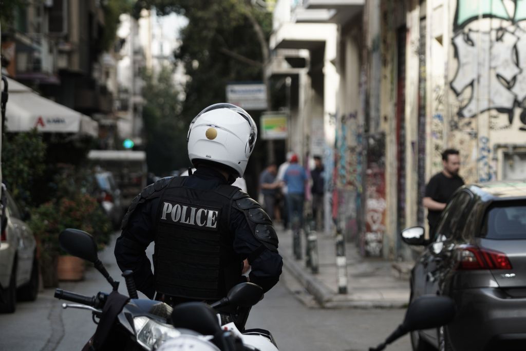 Εξάρχεια : Επιχείρηση εκκένωσης κτιρίου από την ΕΛ.ΑΣ.