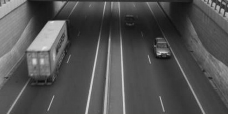 Τσάκωσαν 15χρονο να οδηγεί νταλίκα σε κεντρικό αυτοκινητόδρομο