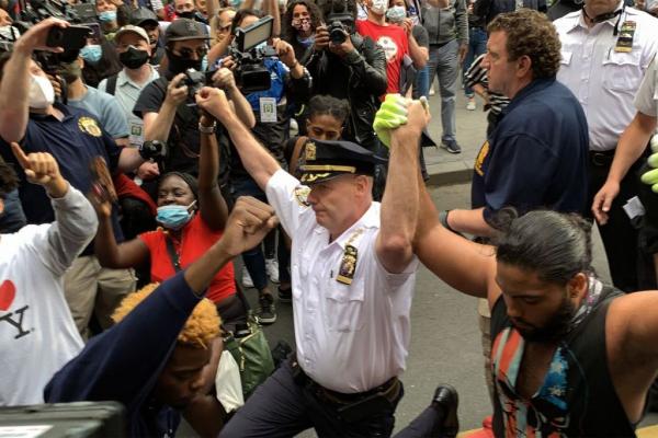 Δολοφονία Φλόιντ: Ο διοικητής της αστυνομίας της Νέας Υόρκης γονατίζει μαζί με διαδηλωτές
