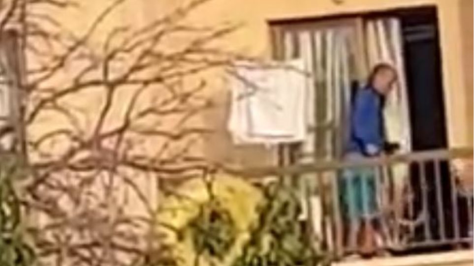 Σοκαριστικό βίντεο: Άντρας στην Κύπρο δέρνει στο μπαλκόνι τη σύντροφο και τον σκύλο τους