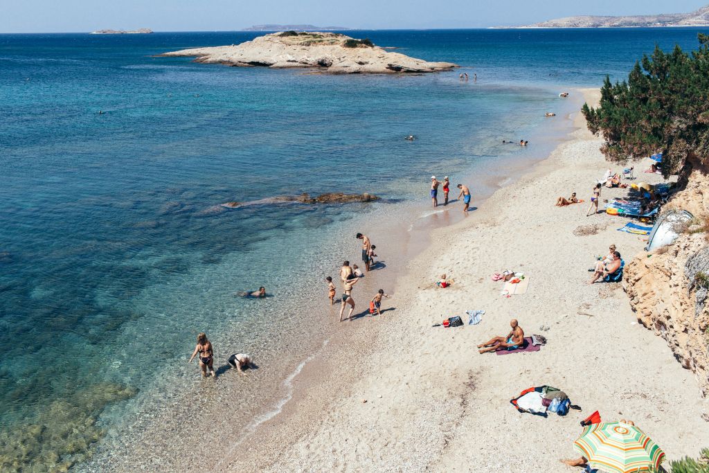 Αυτές είναι οι κατάλληλες και ακατάλληλες παραλίες για κολύμβηση στην Αττική [πίνακες]