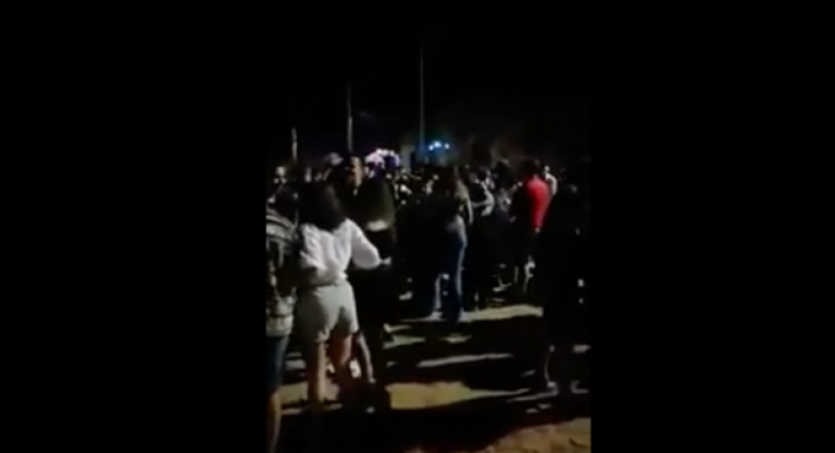 Κοροναϊός: Υπαίθριο πάρτι 1.000 ατόμων στην πλαζ της Πάτρας