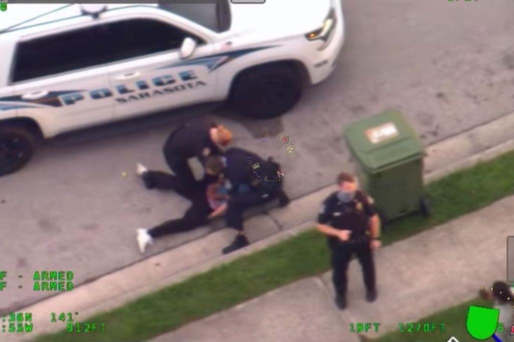 Φλόριντα: «Καίει» τον αστυνομικό νέο βίντεο που τον δείχνει να γονατίζει στον λαιμό άνδρα