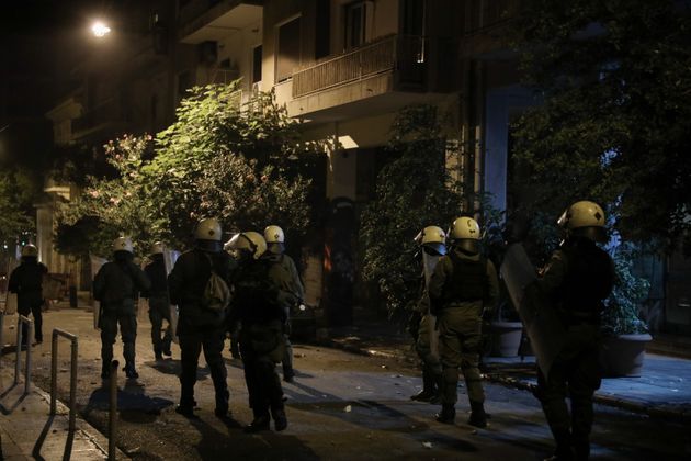 Μπαράζ επιθέσεων με πέτρες κατά αστυνομικών τη νύχτα στα Εξάρχεια