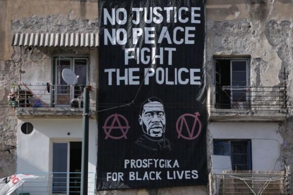 Τζορτζ Φλόιντ: Τεράστιο πανό στα προσφυγικά στη Λ. Αλεξάνδρας