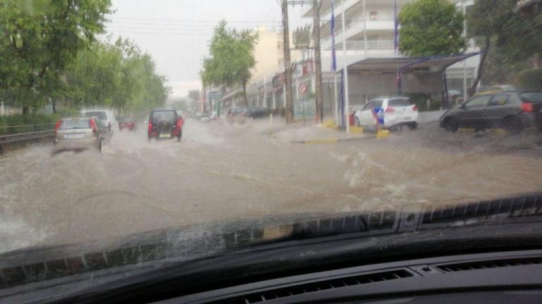 Σφοδρή χαλαζόπτωση στην Αττική – Ποτάμια οι δρόμοι
