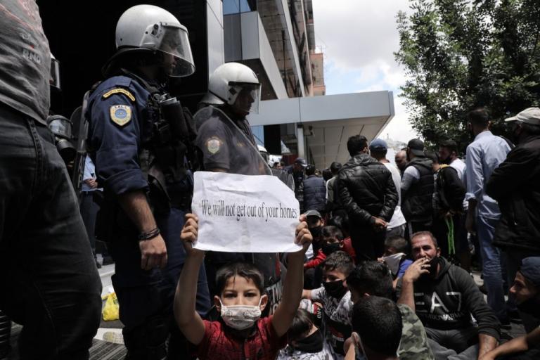 Εκτός δομών και στο έλεος της ανύπαρκτης πολιτικής οι πρόσφυγες – Μαίνεται η κόντρα κυβέρνησης αντιπολίτευσης