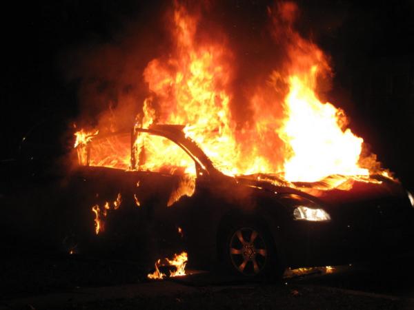 Εμπρηστική επίθεση στη Νίκαια – Καταστράφηκαν δύο αυτοκίνητα
