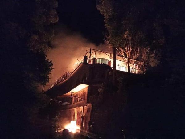 Φωκίδα : Κόλαση φωτιάς στη μονή Βαρνάκοβας – Εκκενώθηκε το μοναστήρι