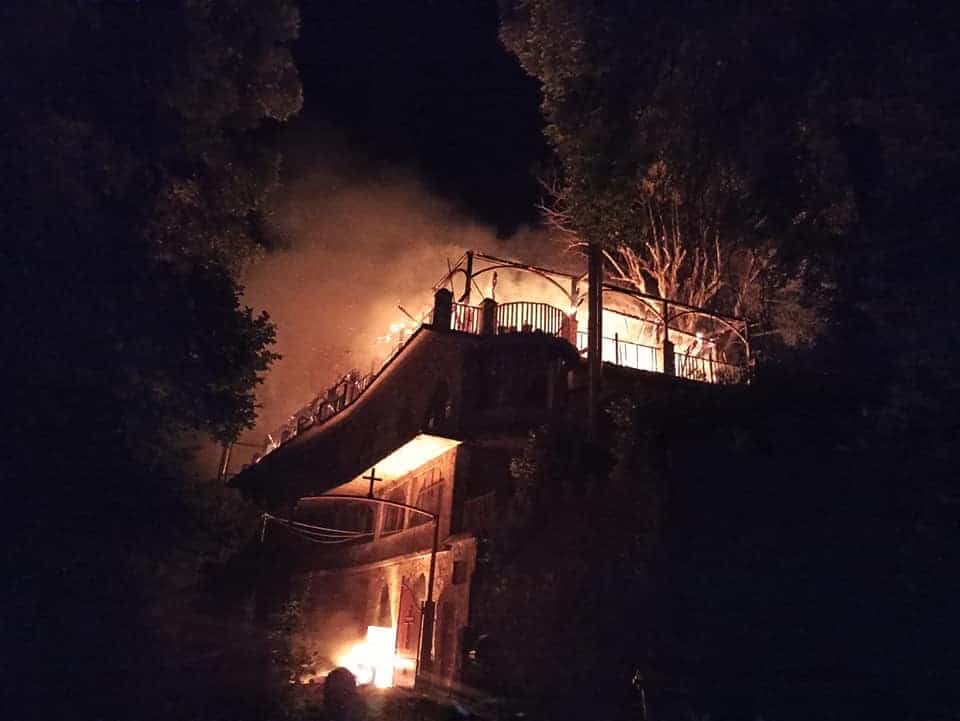 Φωκίδα : Κόλαση φωτιάς στη μονή Βαρνάκοβας – Εκκενώθηκε το μοναστήρι