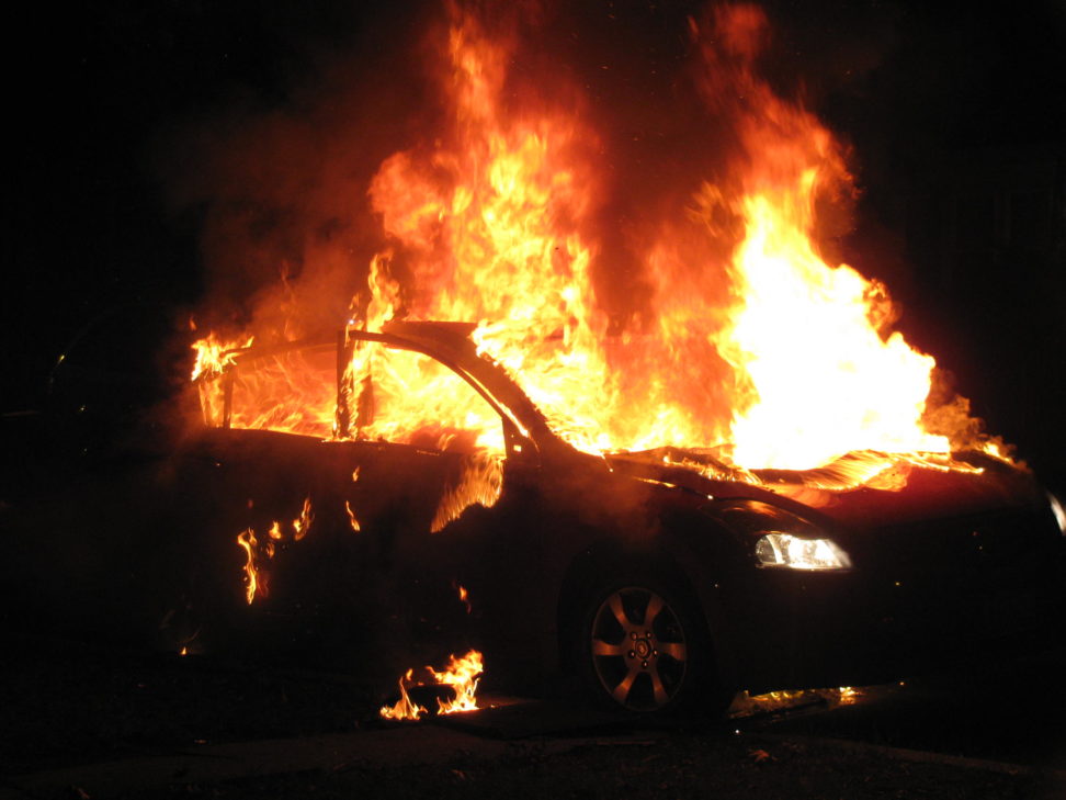 Στις φλόγες τυλίχτηκαν δύο αυτοκίνητα στο Ιλιον