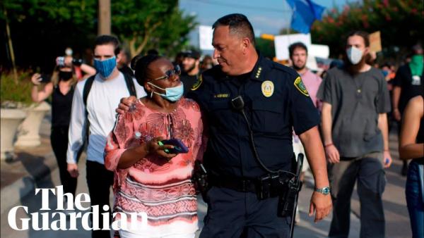 Χιούστον : Ο αρχηγός της αστυνομίας ανάμεσα στους δεκάδες χιλιάδες διαδηλωτές για τον Τζορτζ Φλόιντ