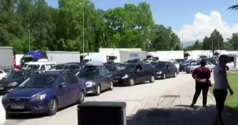 Προμαχώνας: Ουρές χιλιομέτρων από τουρίστες – Οργισμένος ο Μπορίσοφ με τις ορδές Βουλγάρων