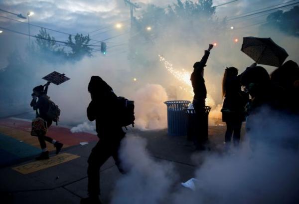 «Καμπανάκι» για τις διαδηλώσεις: Σπρέι πιπεριού και δακρυγόνα επιταχύνουν την εξάπλωση του κοροναϊού