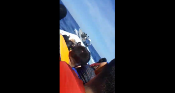 Βίντεο-σοκ: Επίθεση μασκοφόρων σε βάρκα προσφύγων στο Αιγαίο