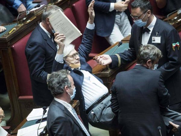 Ιταλία: Επεισόδιο με ύβρεις μέσα στο κοινοβούλιο – Έβγαλαν «σηκωτό» έξω βουλευτή