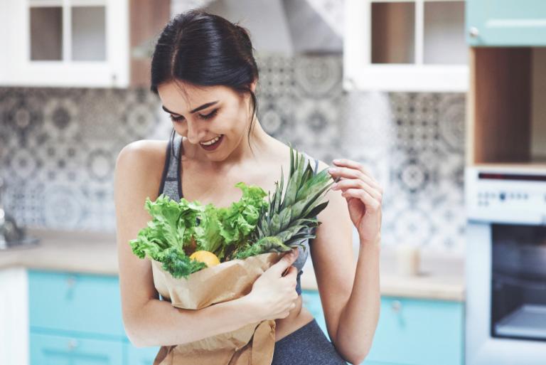Οι διατροφικές συμβουλές που θα σας βοηθήσουν να μειώσετε το σωματικό σας λίπος