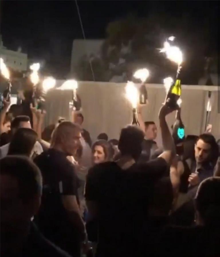 Κοροναϊός: Πονοκέφαλος για τους ειδικούς ο συνωστισμός σε μπαρ