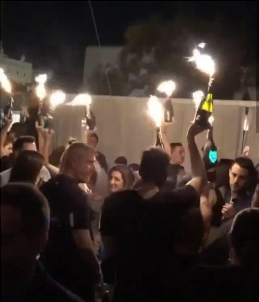 Κοροναϊός: Πονοκέφαλος για τους ειδικούς ο συνωστισμός σε μπαρ