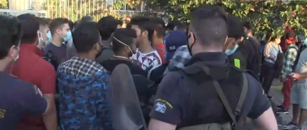 Ουρές έξω από την Υπηρεσία Ασύλου – Κοιμούνται στον δρόμο για να κρατήσουν τη σειρά τους