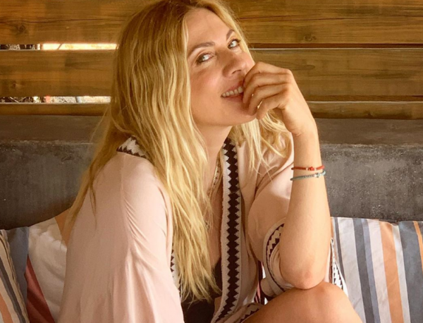 Σμαράγδα Καρύδη : Εντυπωσιακές βουτιές και βόλτες από τις διακοπές στην Αίγινα