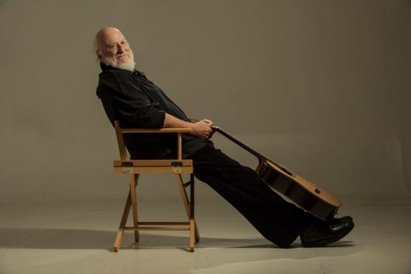 Ο Σαββόπουλος μόνος με την κιθάρα του στο θόλο του Νιάρχος