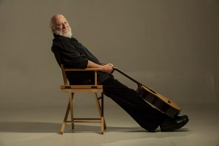 Ο Σαββόπουλος μόνος με την κιθάρα του στο θόλο του Νιάρχος