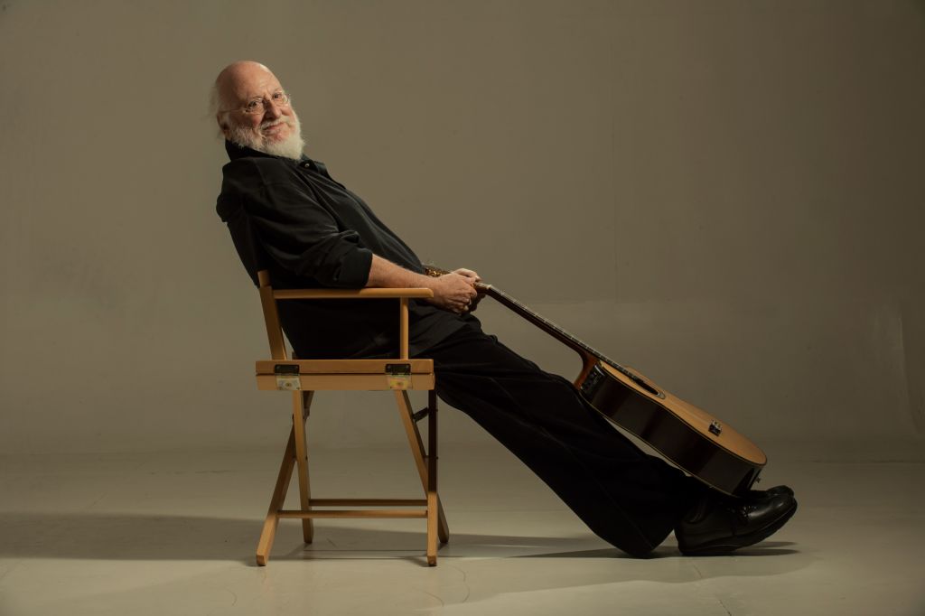 Ο Σαββόπουλος μόνος με την κιθάρα του στο θόλο του Νιάρχος