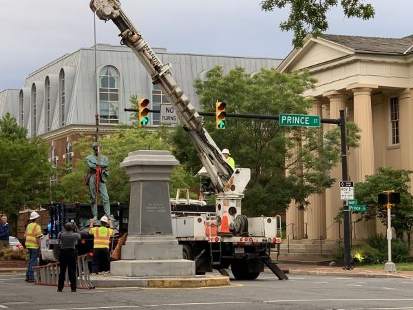«Αμφιλεγόμενα» μνημεία αφαιρούνται στις ΗΠΑ μετά τις διαδηλώσεις για τη δολοφονία Φλόιντ