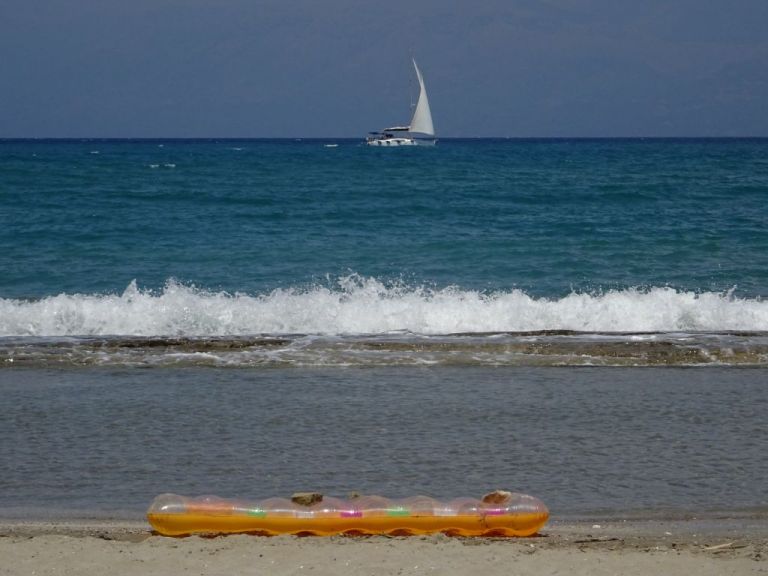 Ανήλικη παρασύρθηκε με το στρώμα της από τα θαλάσσια ρεύματα στη Στυλίδα