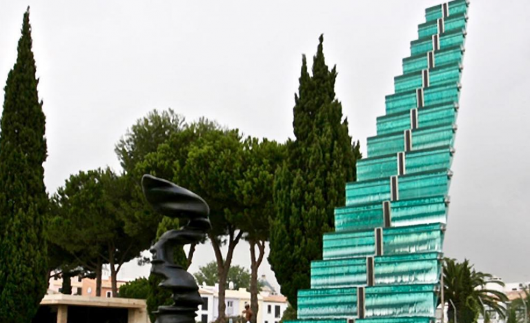 «Stairway»: Μια γυάλινη σκάλα οδηγεί στον ουρανό