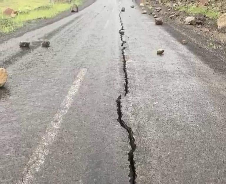 Τουρκία: Ένας νεκρός από τον σεισμό – Κατέρρευσαν 10 σπίτια, άνοιξαν στα δύο οι δρόμοι