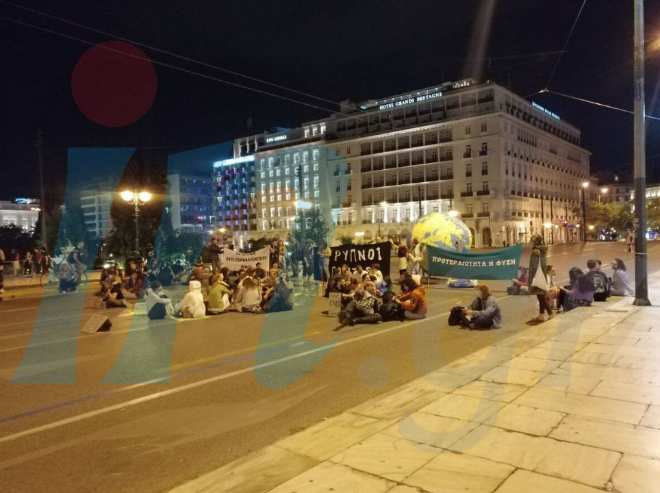 Ολονύχτια διαμαρτυρία για το περιβάλλον μπροστά στη Βουλή - Κλειστό το κέντρο [Εικόνες]