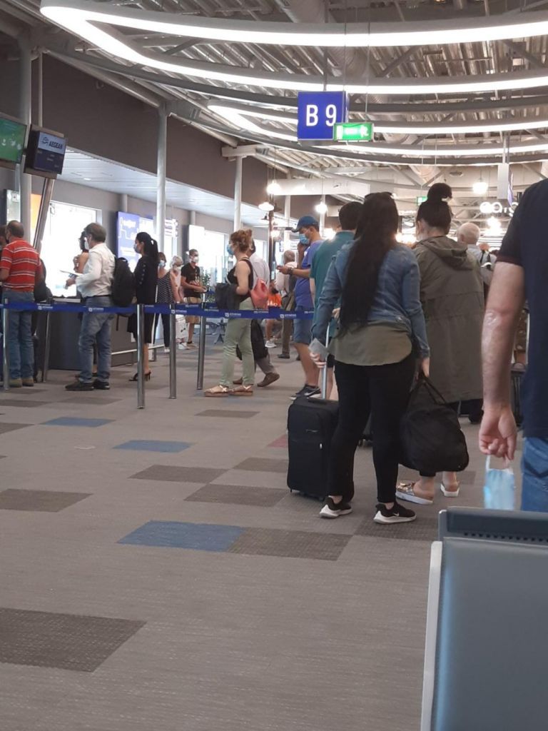 Το in.gr στο αεροδρόμιο «Ελευθέριος Βενιζέλος»: Συνωστισμός, ουρές και οι αποστάσεις ασφαλείας έχουν… πετάξει