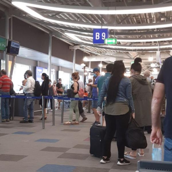 Το in.gr στο αεροδρόμιο «Ελευθέριος Βενιζέλος»: Συνωστισμός, ουρές και οι αποστάσεις ασφαλείας έχουν… πετάξει