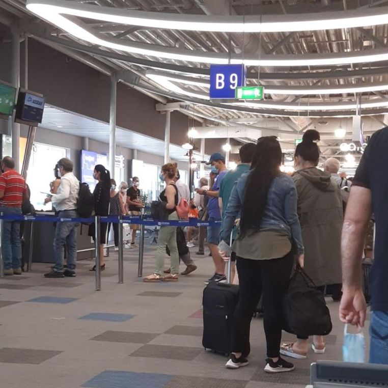 Το in.gr στο αεροδρόμιο «Ελευθέριος Βενιζέλος»: Συνωστισμός, ουρές και οι αποστάσεις ασφαλείας έχουν... πετάξει