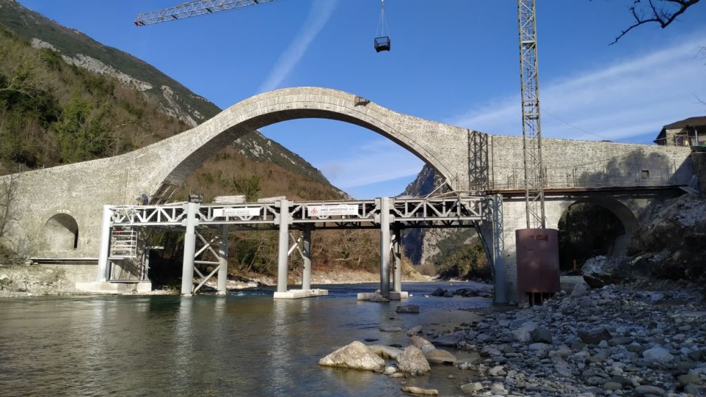 Εντυπωσιακό: Δείτε τη γέφυρα Αράχθου στην Πλάκα μετά την αναστήλωση